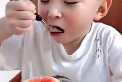 吃瓜网红小孩,揭秘吃瓜网红小孩的趣味生活